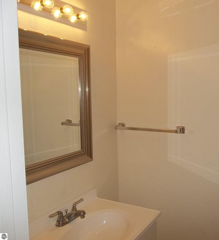 Image 8 of property listing at 1825 A8 S Crawford Road # A8, Mt Pleasant, MI 48858