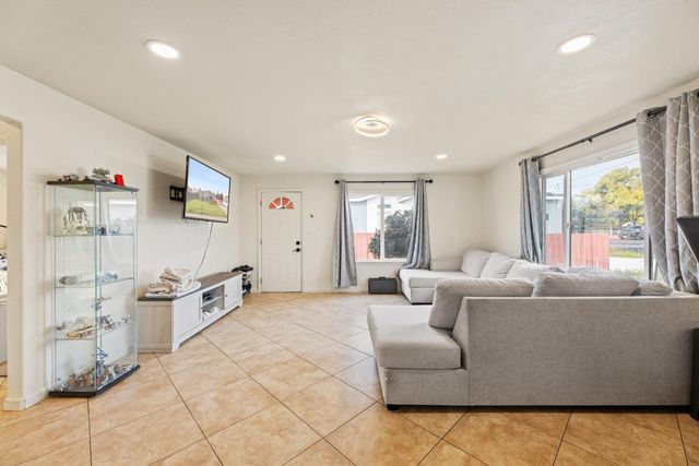 1073 Hacienda Dr, Manteca, CA 95336