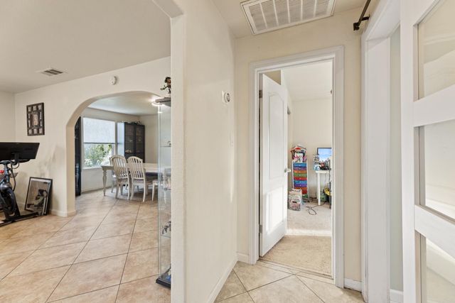 1073 Hacienda Dr, Manteca, CA 95336