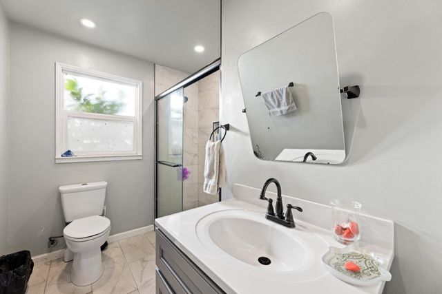 1073 Hacienda Dr, Manteca, CA 95336