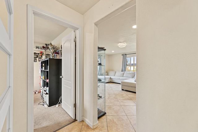 1073 Hacienda Dr, Manteca, CA 95336