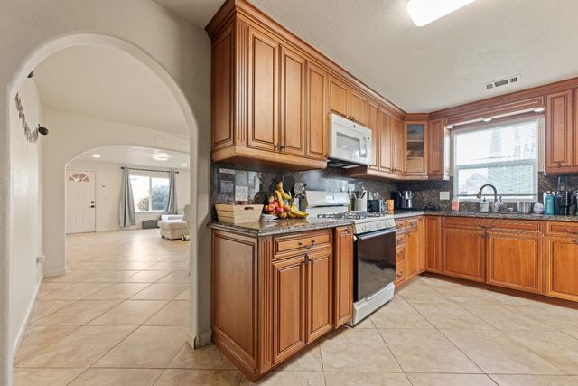 1073 Hacienda Dr, Manteca, CA 95336