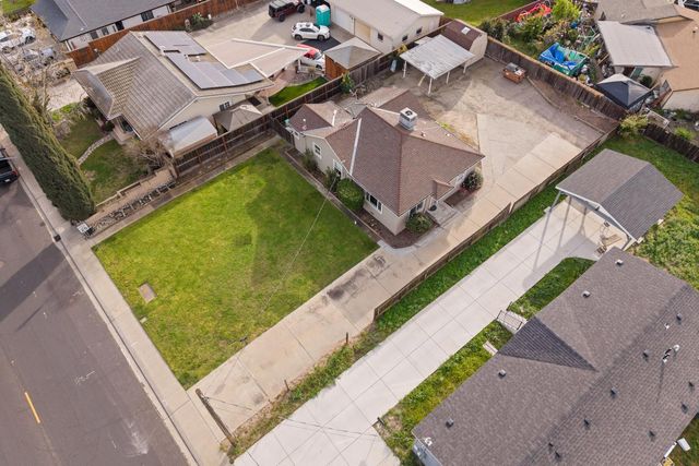 1073 Hacienda Dr, Manteca, CA 95336