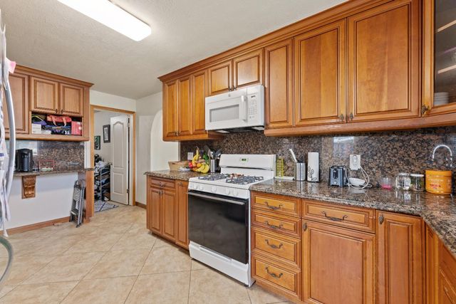 1073 Hacienda Dr, Manteca, CA 95336