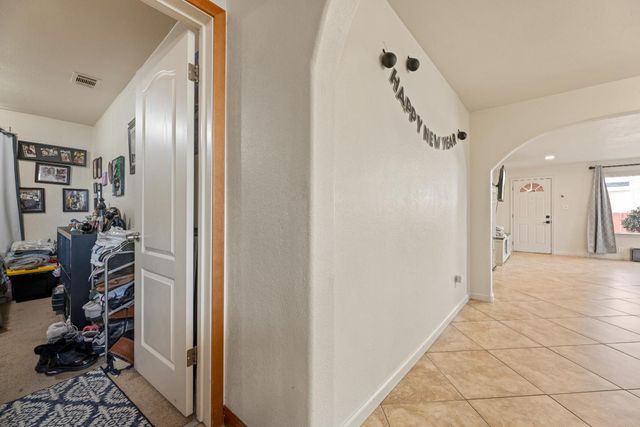 1073 Hacienda Dr, Manteca, CA 95336