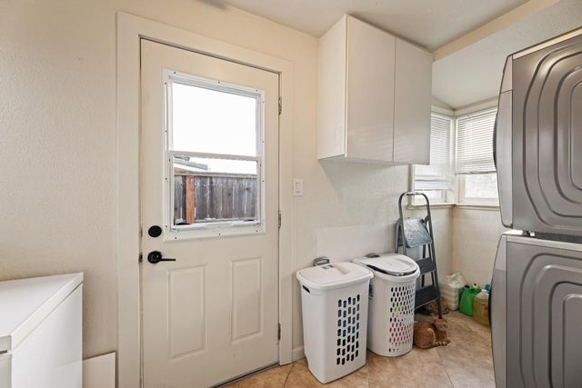 1073 Hacienda Dr, Manteca, CA 95336