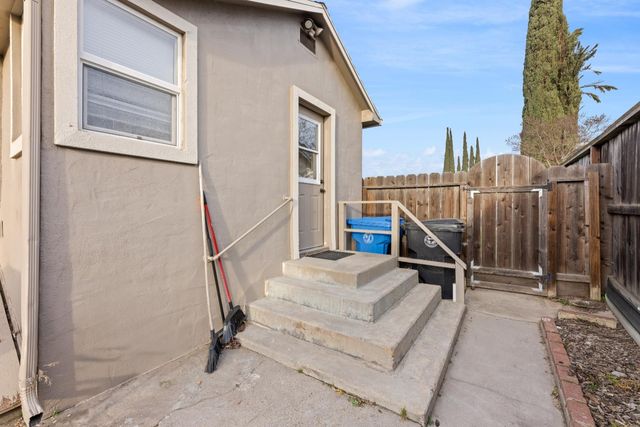 1073 Hacienda Dr, Manteca, CA 95336