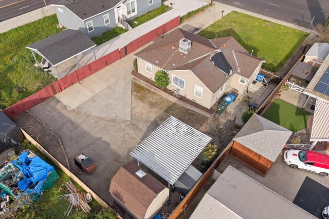 1073 Hacienda Dr, Manteca, CA 95336