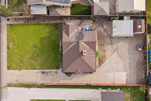 1073 Hacienda Dr, Manteca, CA 95336