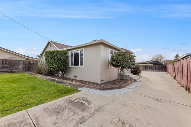 1073 Hacienda Dr, Manteca, CA 95336