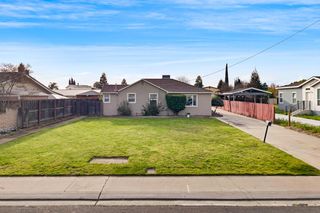 1073 Hacienda Dr, Manteca, CA 95336