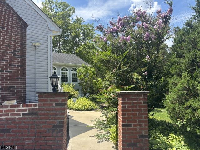 8 Stiles Ln, Franklin Twp., NJ 08823
