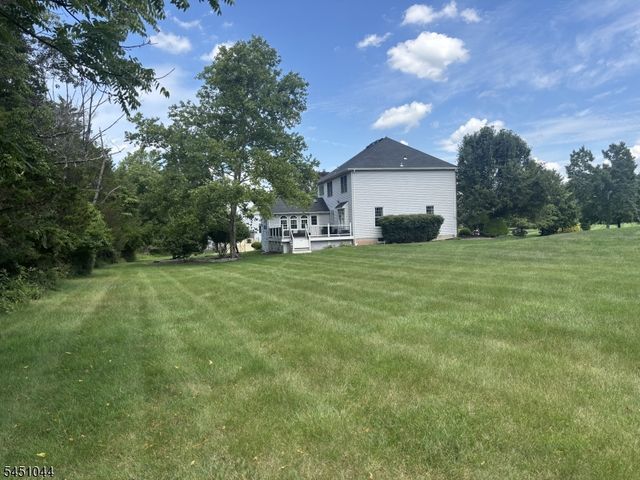8 Stiles Ln, Franklin Twp., NJ 08823