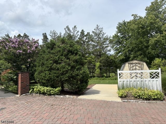 8 Stiles Ln, Franklin Twp., NJ 08823