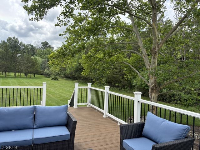 8 Stiles Ln, Franklin Twp., NJ 08823
