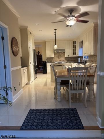 8 Stiles Ln, Franklin Twp., NJ 08823