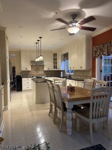 8 Stiles Ln, Franklin Twp., NJ 08823