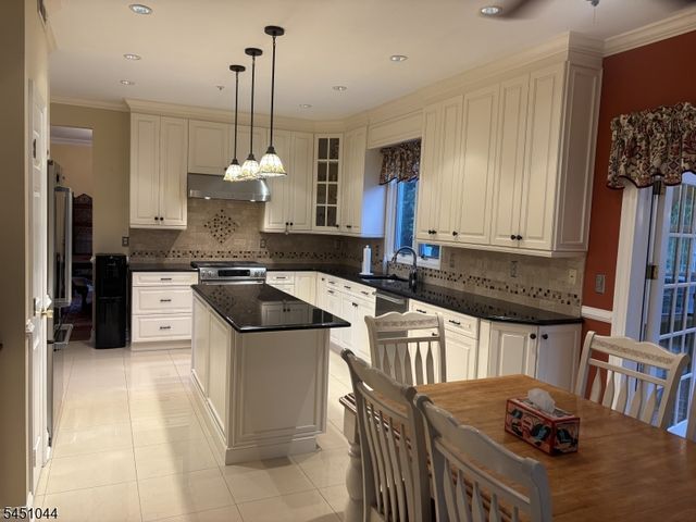 8 Stiles Ln, Franklin Twp., NJ 08823