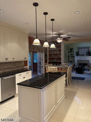 8 Stiles Ln, Franklin Twp., NJ 08823