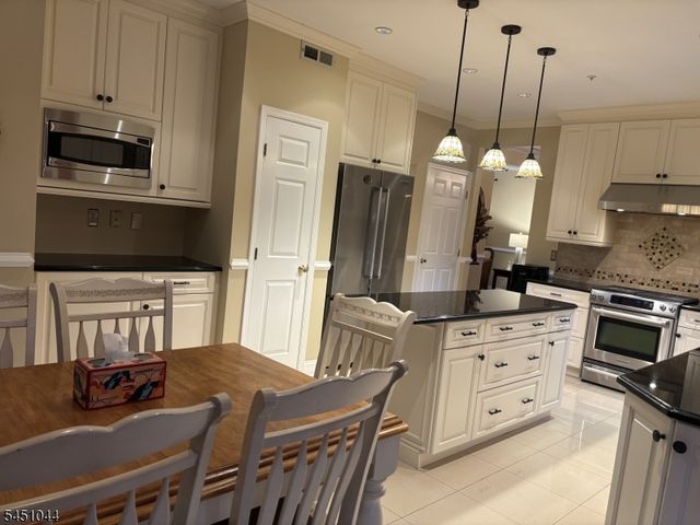 8 Stiles Ln, Franklin Twp., NJ 08823