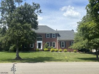 8 Stiles Ln, Franklin Twp., NJ 08823