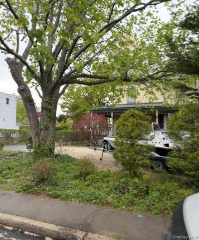 103 Roslyn Avenue, Sea Cliff, NY 11579