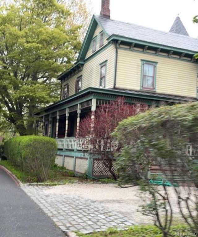 103 Roslyn Avenue, Sea Cliff, NY 11579