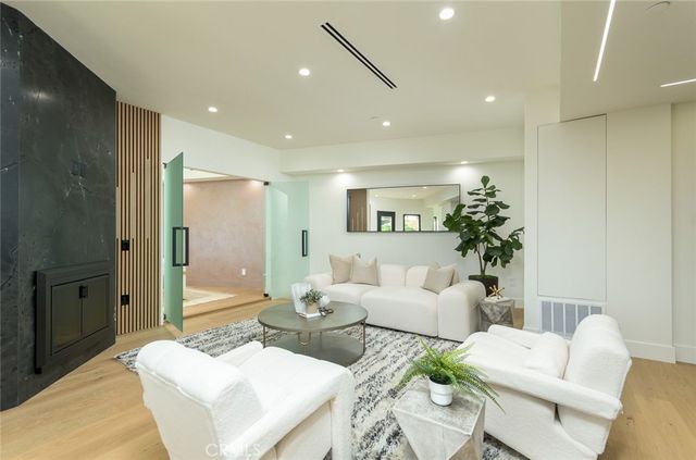 6438 Georgius, Los Angeles, CA 90068