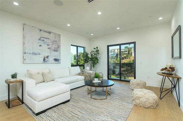 6438 Georgius, Los Angeles, CA 90068