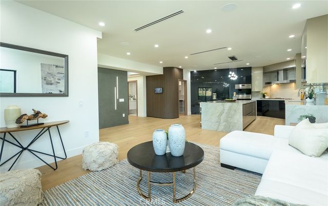 6438 Georgius, Los Angeles, CA 90068