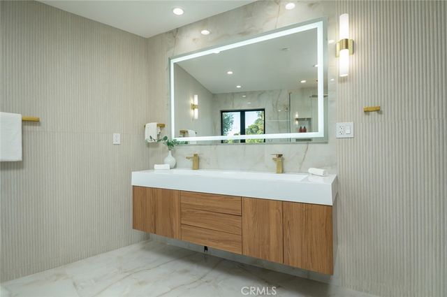 6438 Georgius, Los Angeles, CA 90068