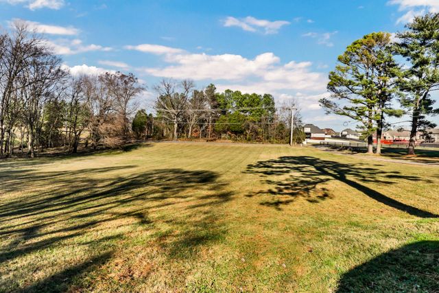 780 Rossview Rd, Clarksville, TN 37043