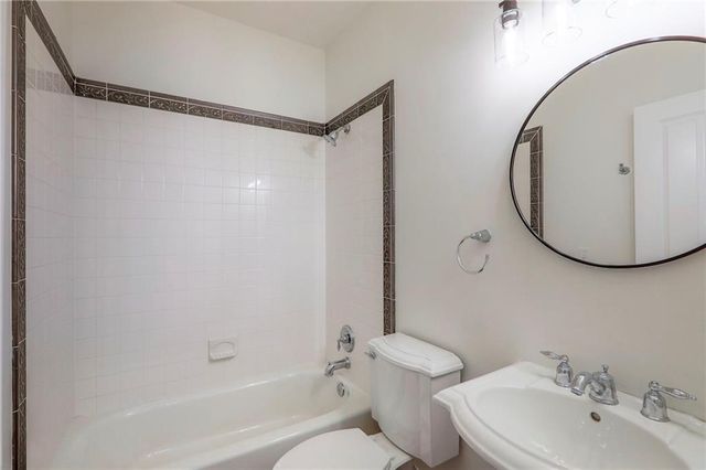 8525 N Marsh Avenue, Kansas City, MO 64157