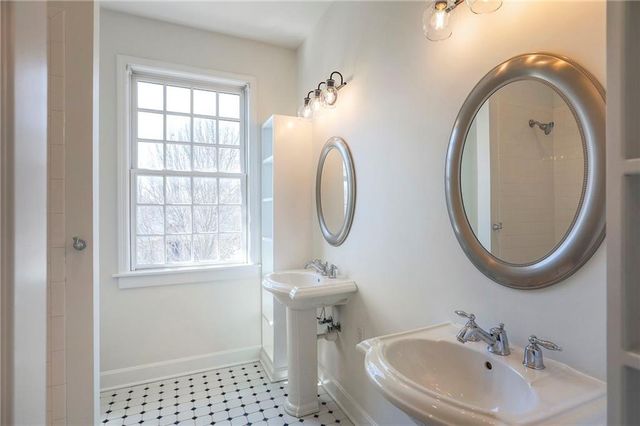 8525 N Marsh Avenue, Kansas City, MO 64157