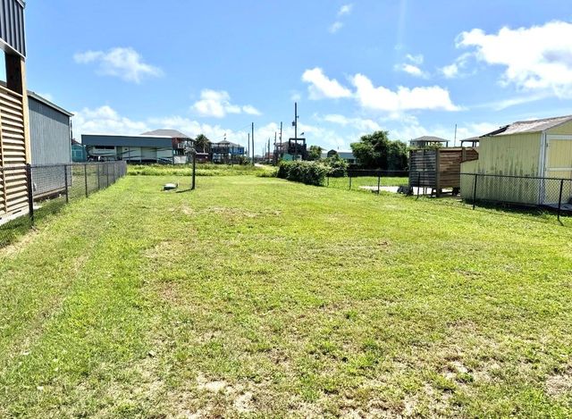 868 S Monkhouse Drive, Crystal Beach, TX 77650