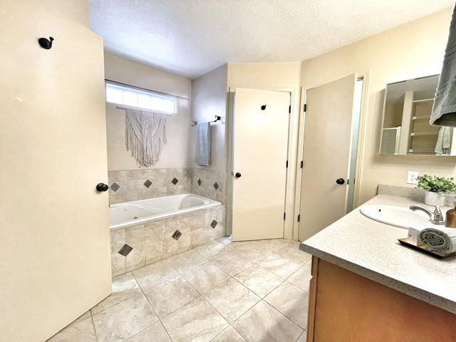 10536 Portofino Drive NW, Albuquerque, NM 87114