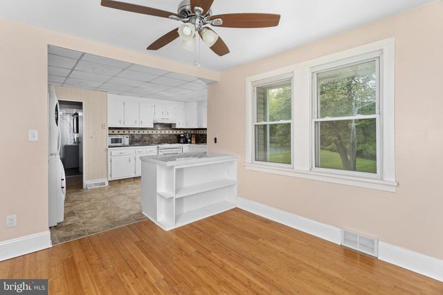6 BUTTS AVE, Bordentown, NJ 08505