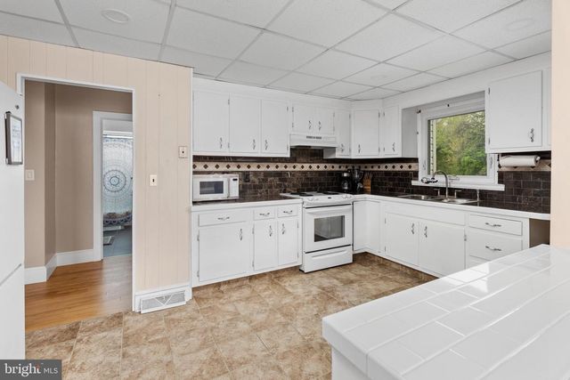 6 BUTTS AVE, Bordentown, NJ 08505