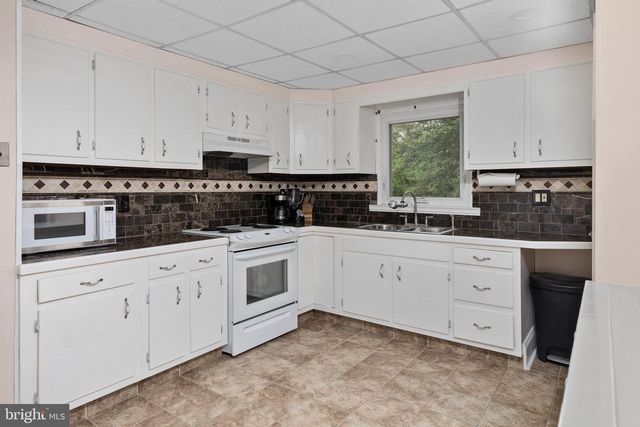 6 BUTTS AVE, Bordentown, NJ 08505