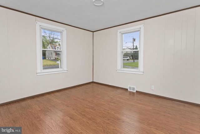 6 BUTTS AVE, Bordentown, NJ 08505