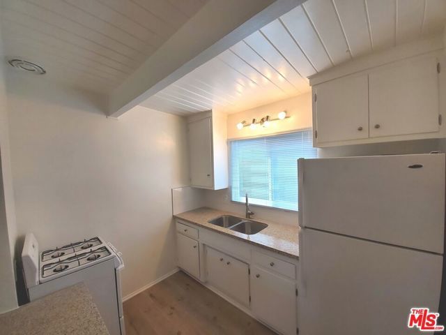 10333 Santa Monica Boulevard 10, Los Angeles, CA 90025
