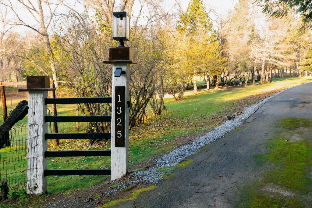 1325 Boole Rd, Applegate, CA 95703