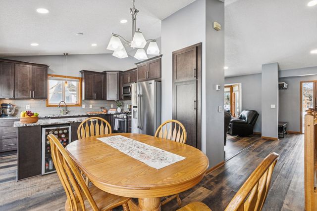 9498 Hamlet Avenue S, Cottage Grove, MN 55016