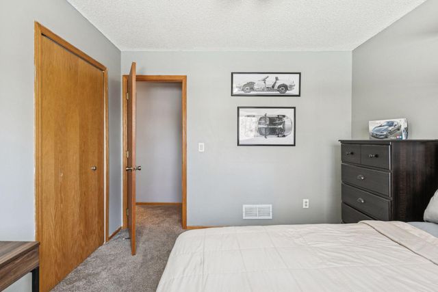 9498 Hamlet Avenue S, Cottage Grove, MN 55016