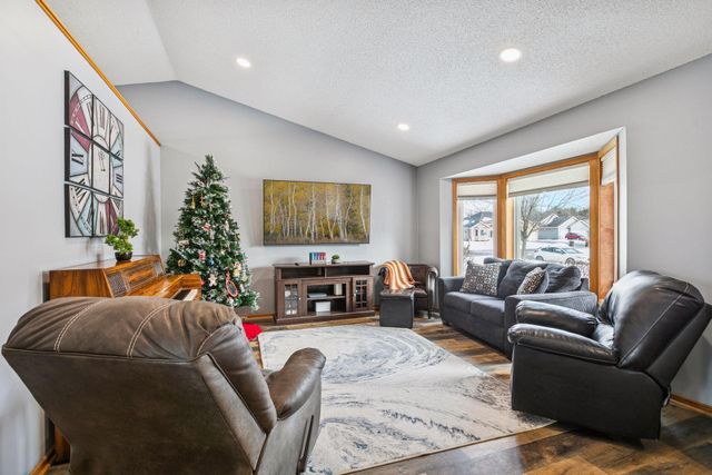 9498 Hamlet Avenue S, Cottage Grove, MN 55016