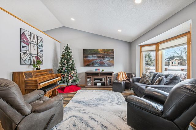 9498 Hamlet Avenue S, Cottage Grove, MN 55016