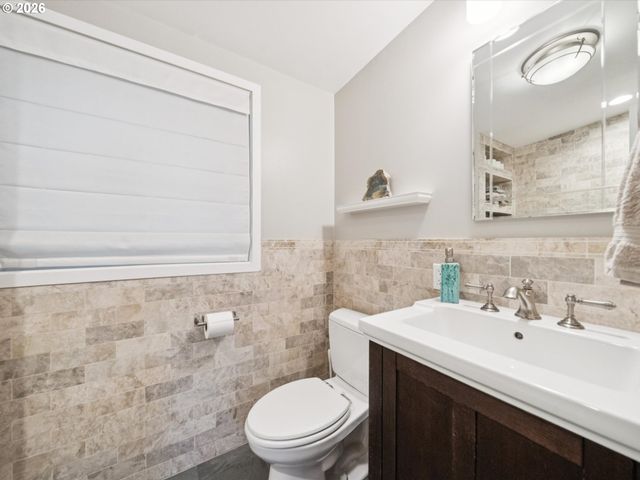 8401 Sw CANYON Ln, Portland, OR 97225