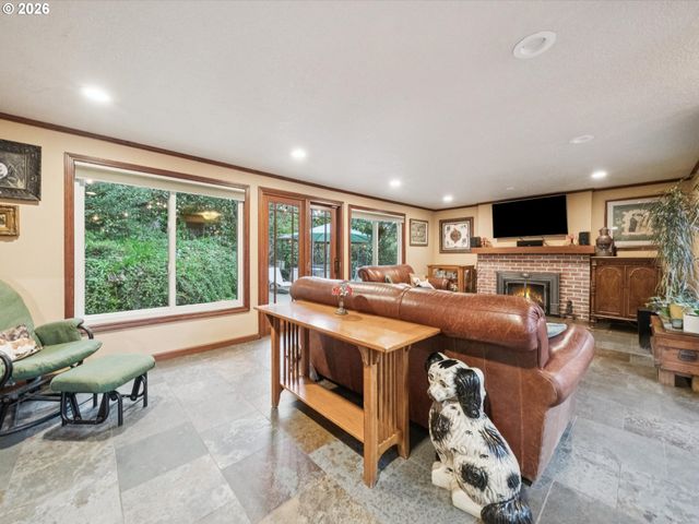 8401 Sw CANYON Ln, Portland, OR 97225