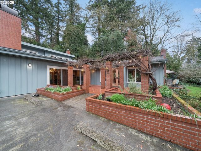 8401 Sw CANYON Ln, Portland, OR 97225