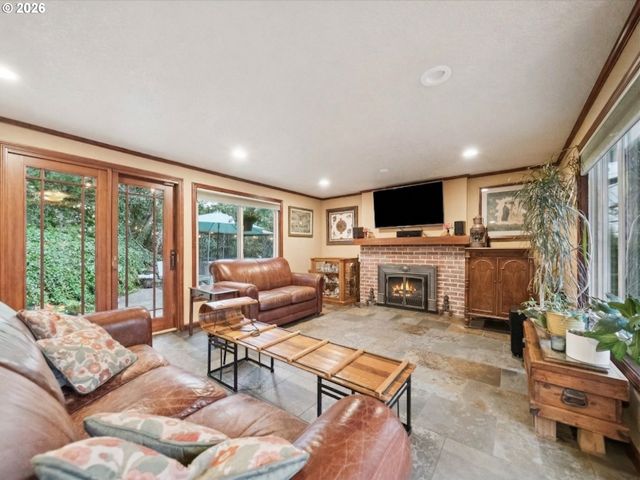 8401 Sw CANYON Ln, Portland, OR 97225